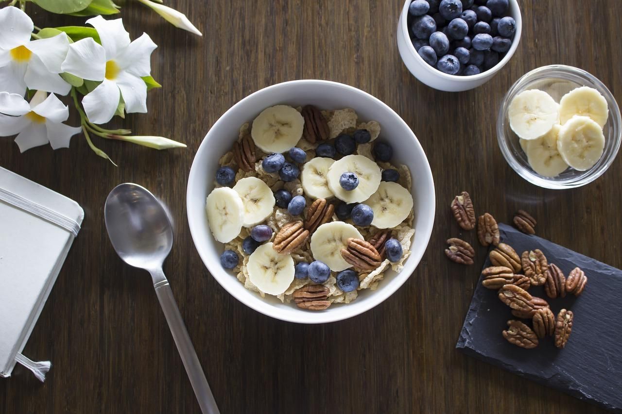 Що їсти вранці при схудненні: продукти для енергії та стрункості