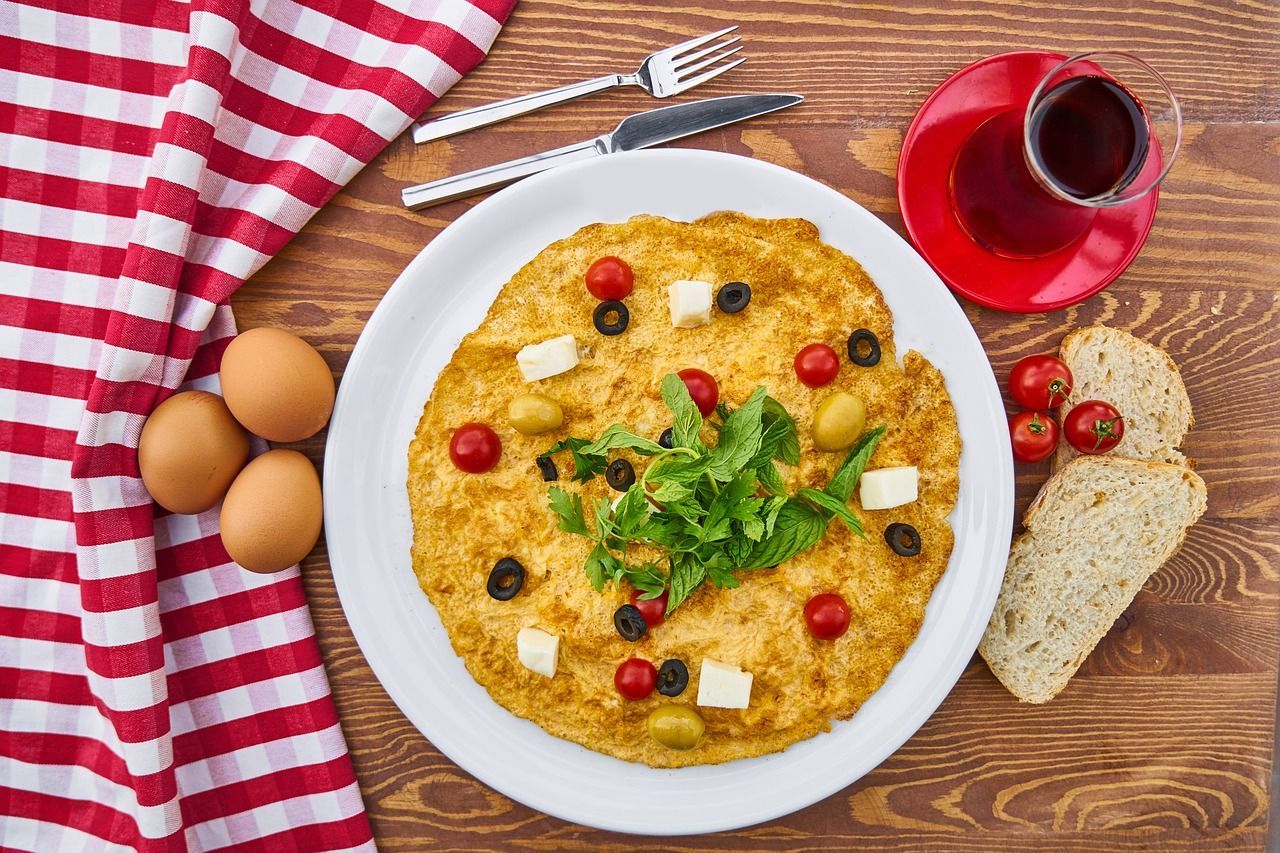 Омлет на сніданок: дієтологиня назвала 5 смачних варіантів