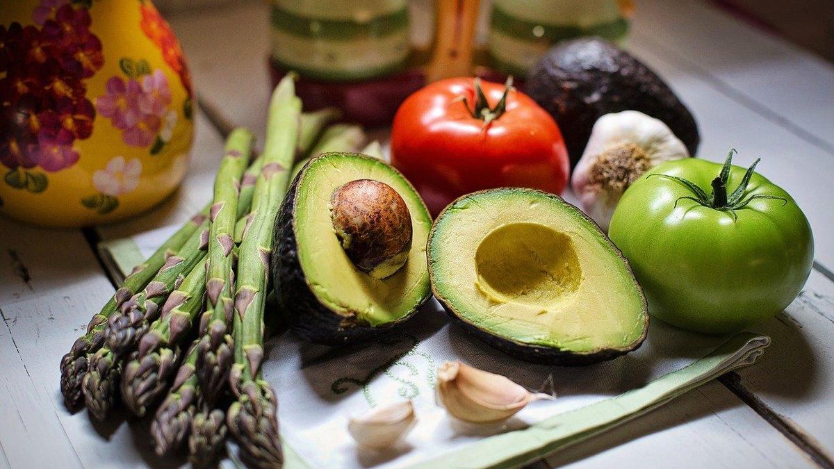 Как приготовить вкусный салат с авокадо и грибами: рецепт от тренера