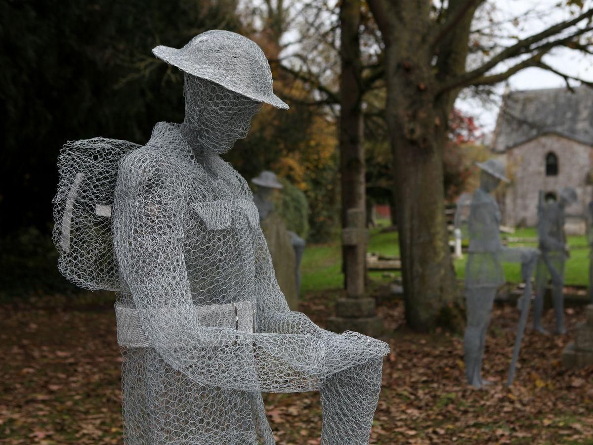 Хэллоуинский лайфхак: как люди украшают двор привидениями из проволоки Хэллоуинский лайфхак: как люди украшают двор привидениями из проволоки