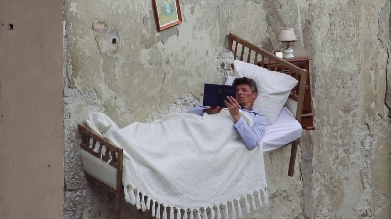 Повседневность в воздухе: художник создает опасные перформансы и удивляет публику Повседневность в воздухе: художник создает опасные перформансы и удивляет публику