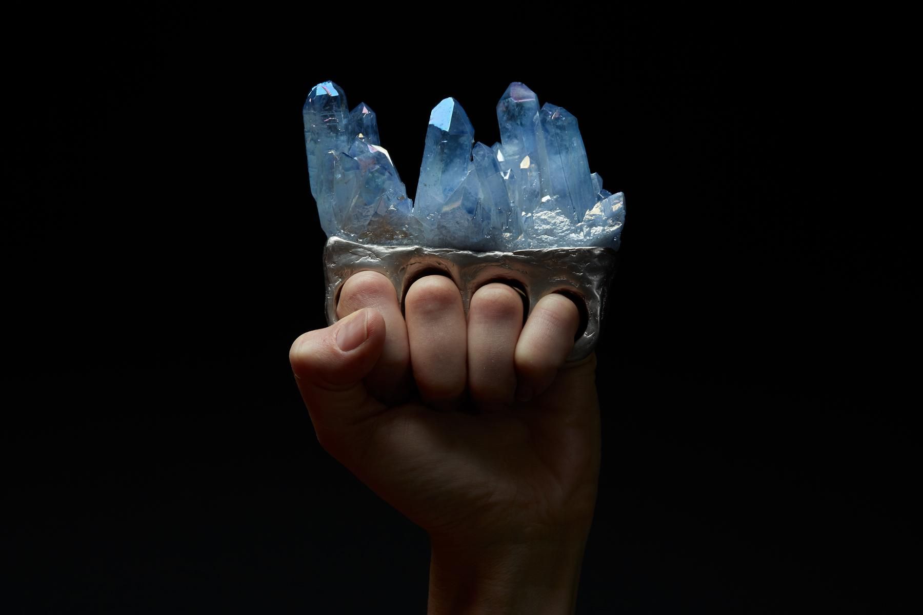 Драгоценная анатомия: скульптор создает фигуры из кристаллов, посвященные телу и горю Драгоценная анатомия: скульптор создает фигуры из кристаллов, посвященные телу и горю