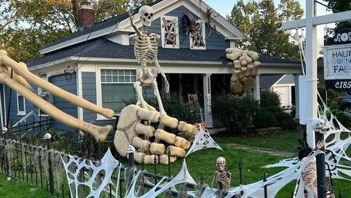 Чоловік створив гігантський скелет, здивувавши сусідів та соцмережі: фото дивовижі
