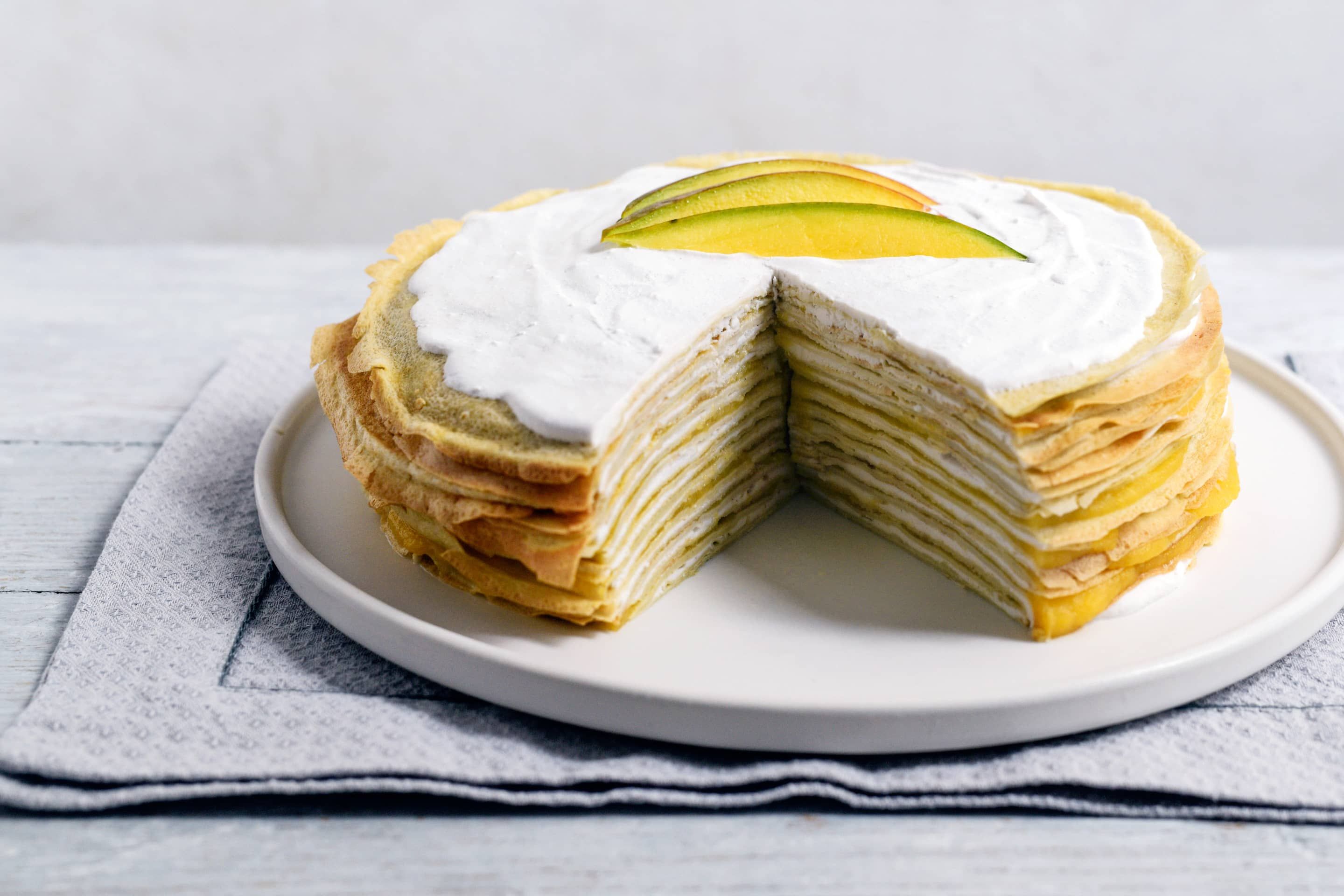 Млинцевий торт з кремом: низькокалорійний десерт, який не зашкодить фігурі - Ідеї