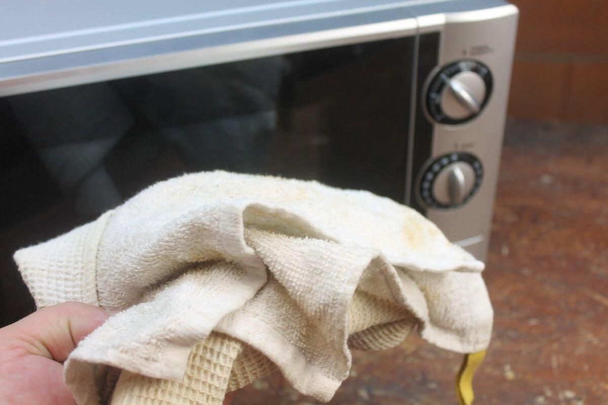 Як відіпрати брудні кухонні рушнички у мікрохвильовці: цей лайфхак займе у вас лічені хвилини - Ідеї