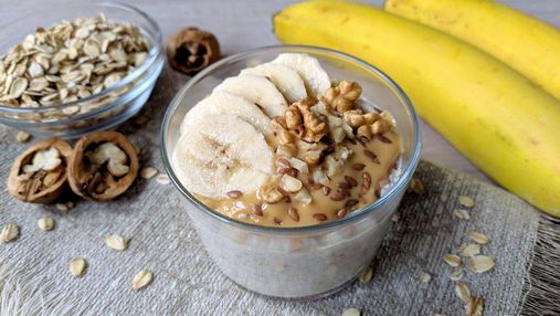 Ви й уявити не можете, як це смачно: рецепт запеченої вівсянки з бананами та арахісовою пастою