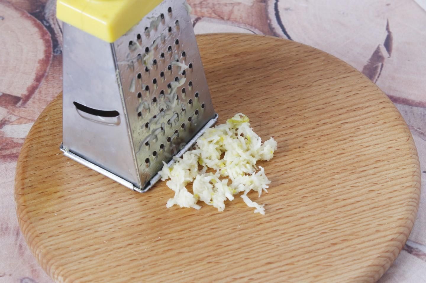 Как натереть чеснок и не запачкать посуду: кухонный трюк, о котором вы и не догадывались - Идеи Как натереть чеснок и не запачкать посуду: кухонный трюк, о котором вы и не догадывались - Идеи