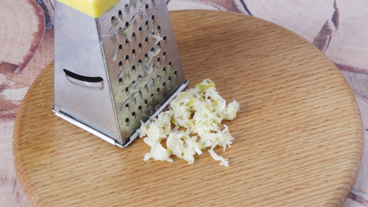 Как натереть чеснок и не запачкать посуду: кухонный трюк, о котором вы и не догадывались - Идеи