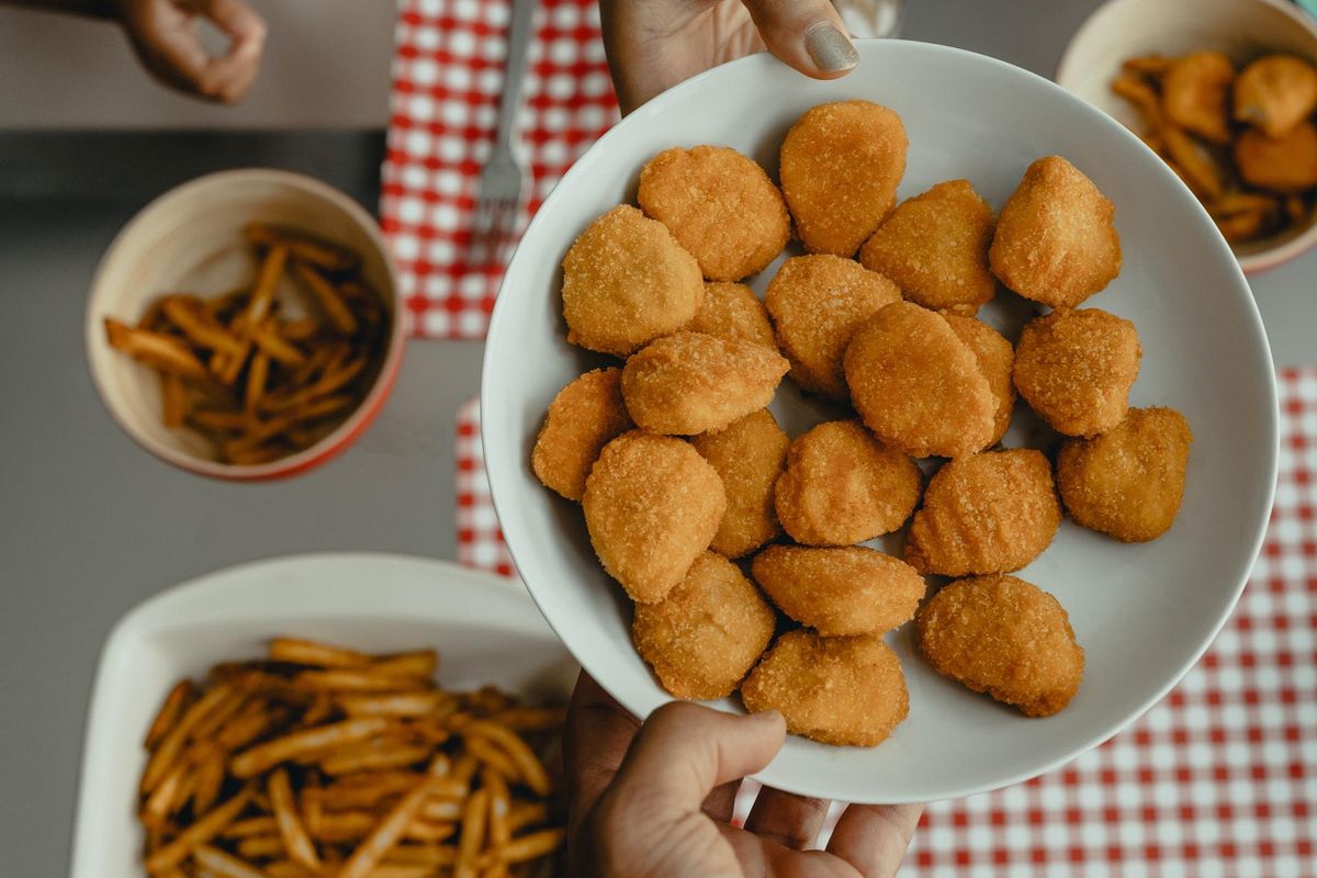 Вкусно, просто и безвредно: как приготовить дома куриные наггетсы без масла  и муки