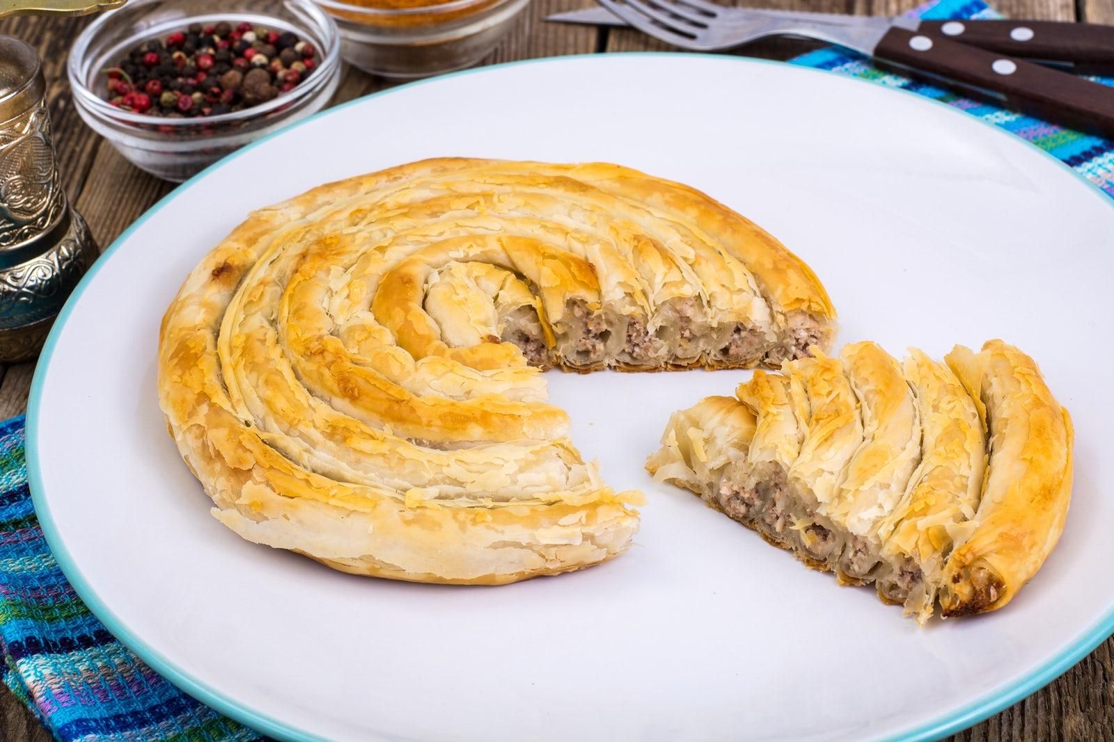 Бурек по-сербськи: рецепт м'ясного пирога, який оцінить навіть найвимогливіший гурман