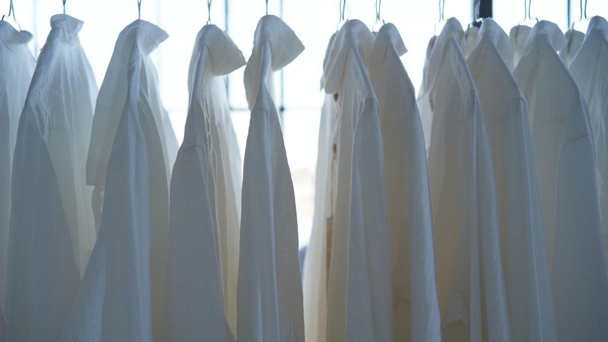 Сохранить белоснежность: как ухаживать за белыми рубашками, чтобы они служили дольше
