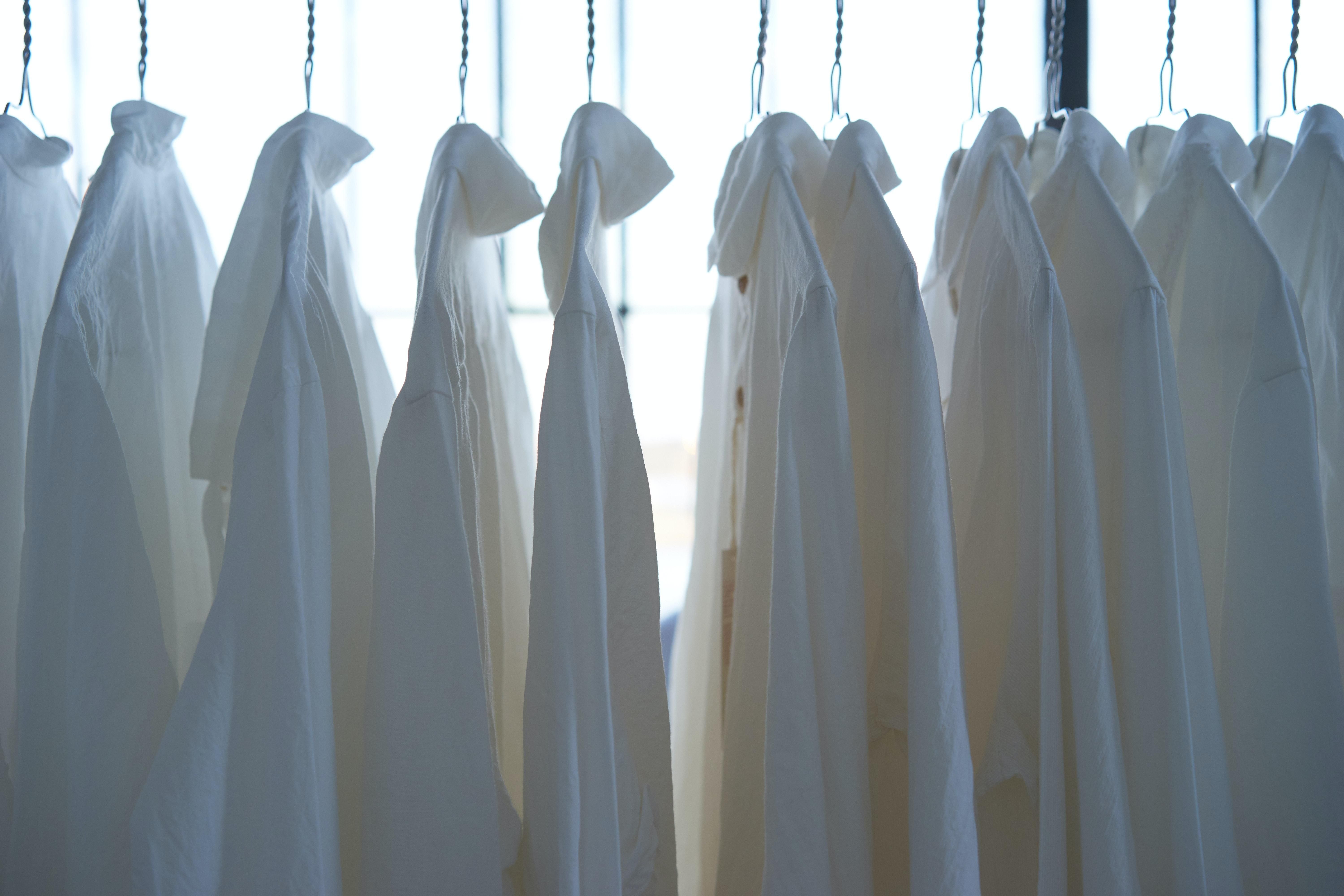 Сохранить белоснежность: как ухаживать за белыми рубашками, чтобы они служили дольше