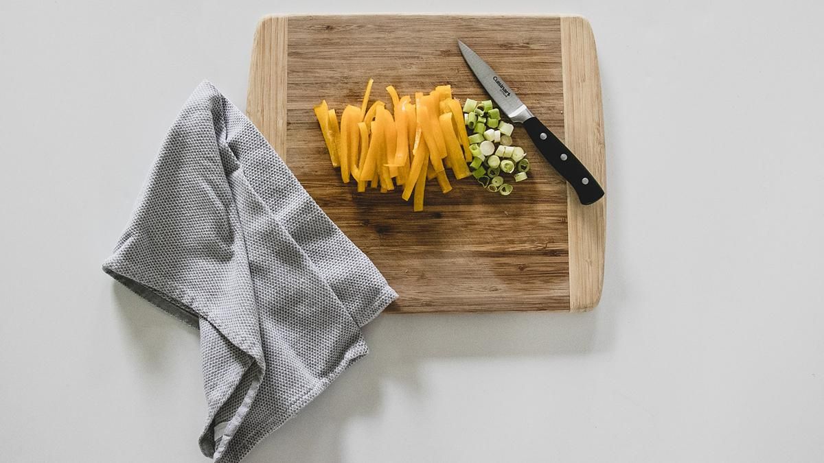 Як позбавитися різких запахів на дерев'яній дошці для нарізання: корисна порада кулінарам Як позбавитися різких запахів на дерев'яній дошці для нарізання: корисна порада кулінарам