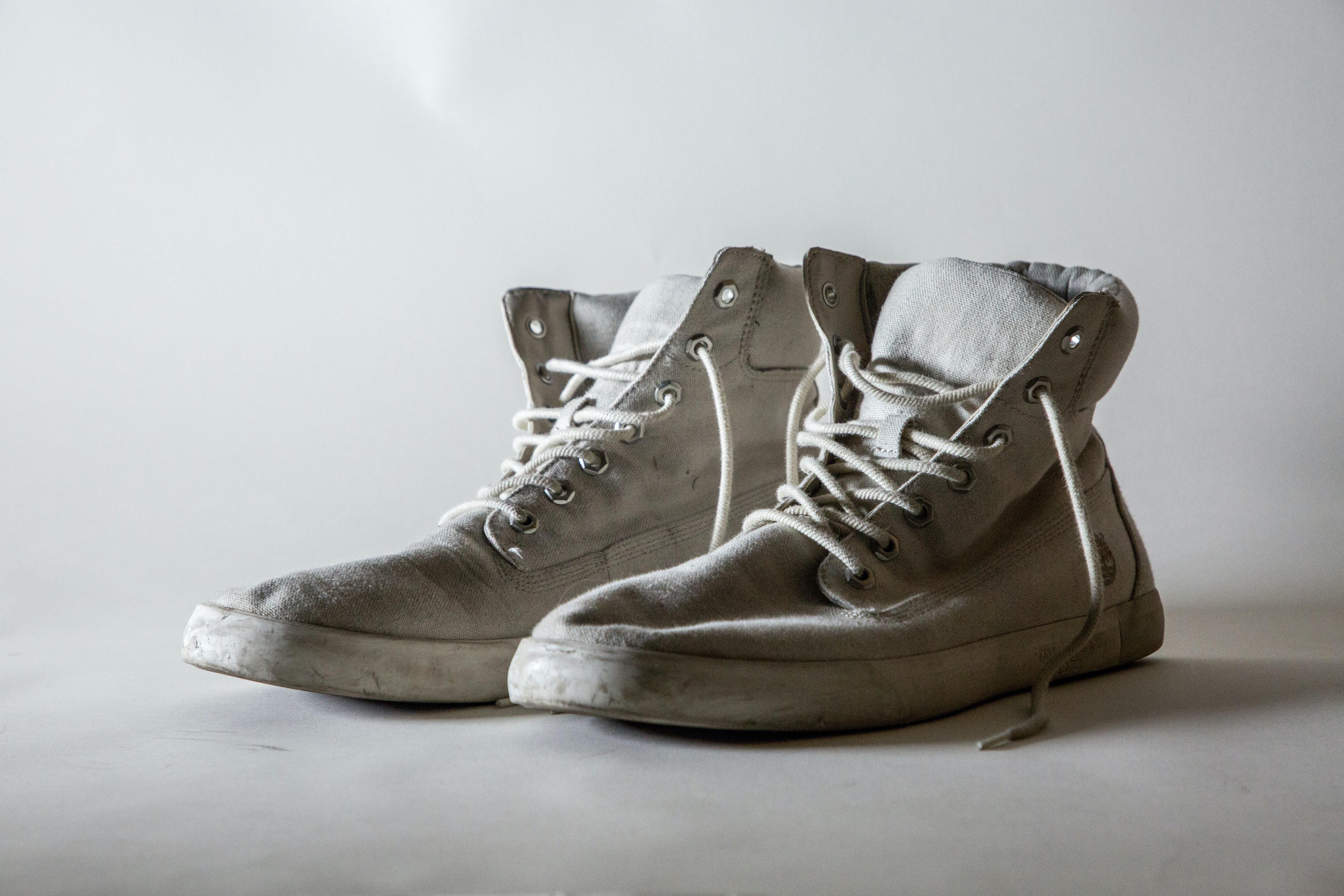 Засоби, які є в кожного вдома: корисні лайфхаки, як відчистити біле взуття зимою - Ідеї