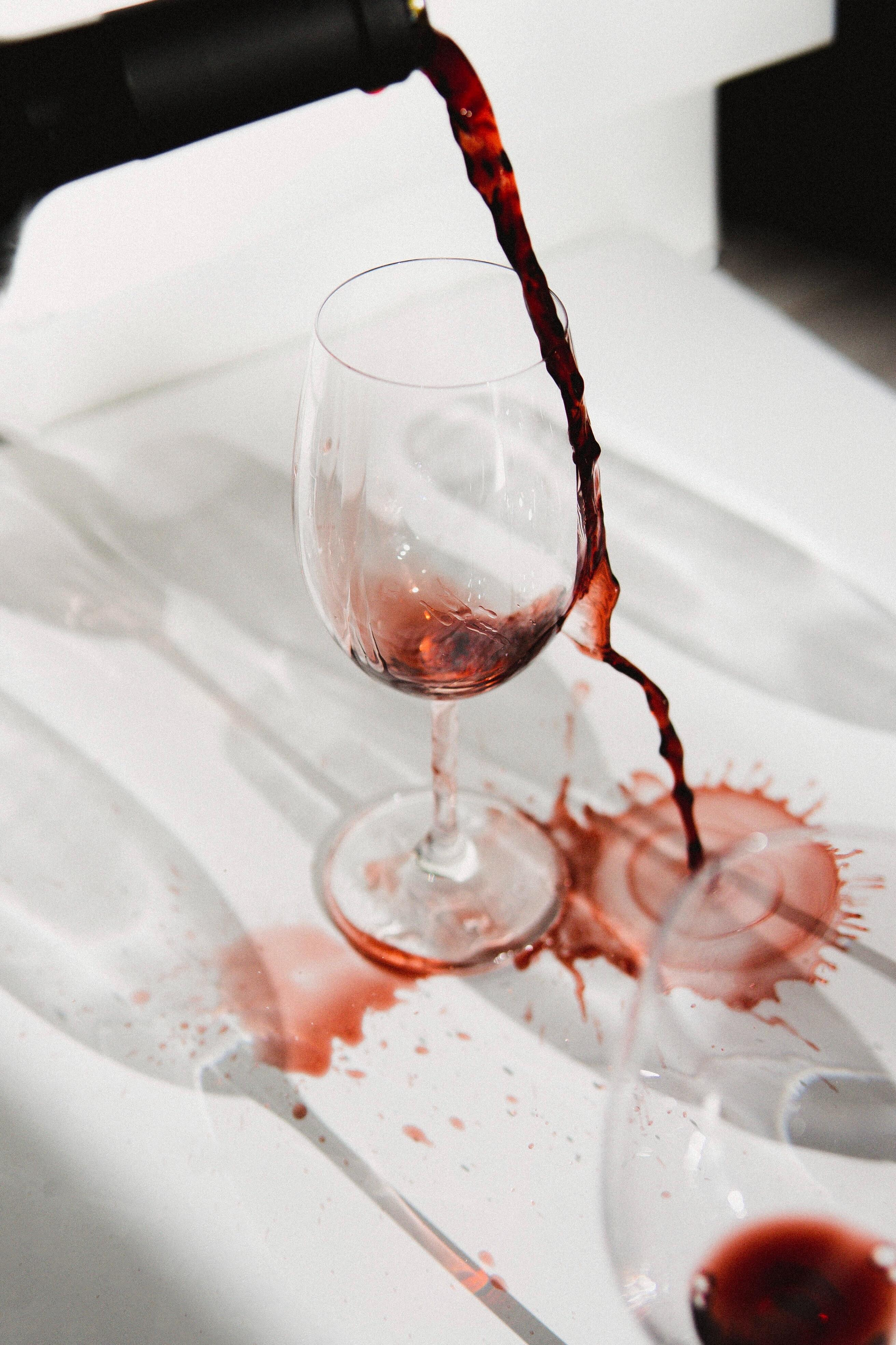 Перевірені та легкі способи: як вивести пляму від червоного вина на одязі за кілька хвилин - Ідеї