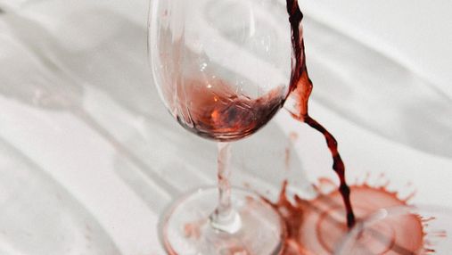 Проверенные и легкие способы: как вывести пятно от красного вина на одежде за несколько минут