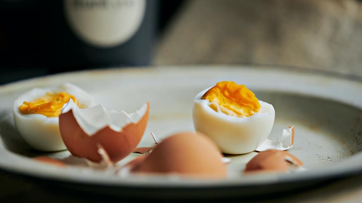 Як ідеально почистити яйця: лайфхак, який зекономить вам час при готуванні новорічних салатів - Ідеї