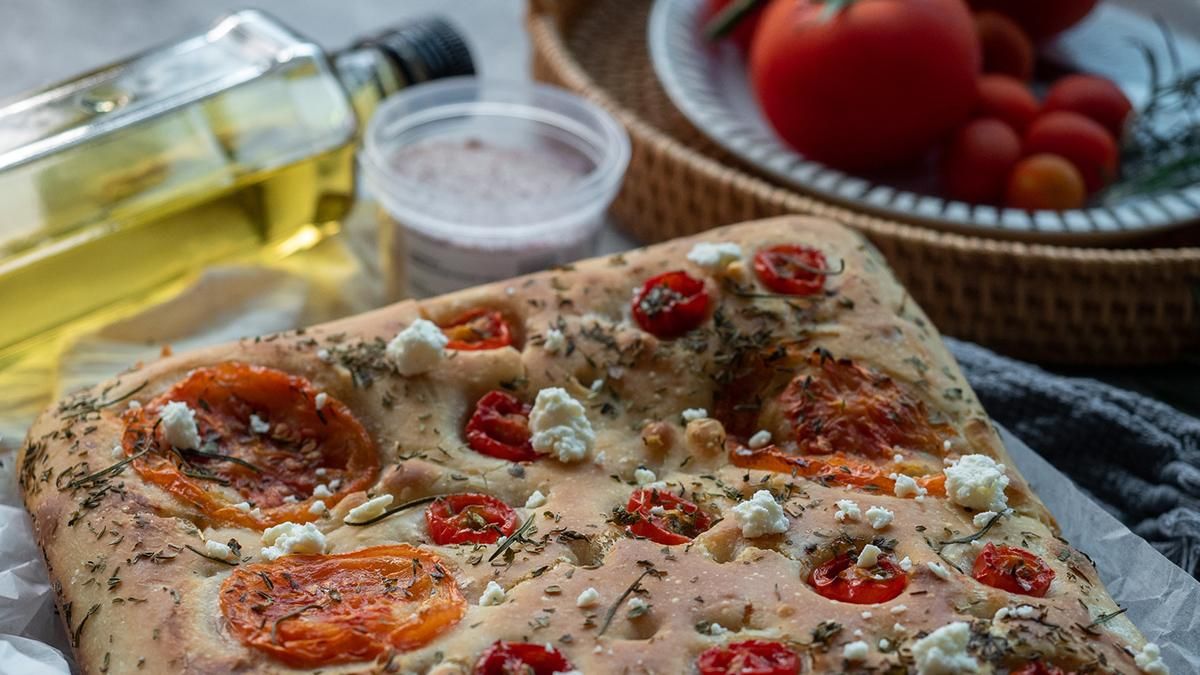 Рецепт фокачі, яка ідеально замінить хліб на новорічних застіллях Рецепт фокачі, яка ідеально замінить хліб на новорічних застіллях