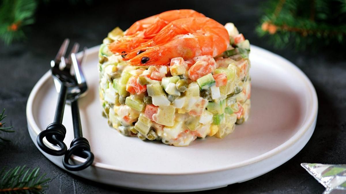 Рецепт оливье с креветками: салат на Новый год, который не повредит фигуре Рецепт оливье с креветками: салат на Новый год, который не повредит фигуре