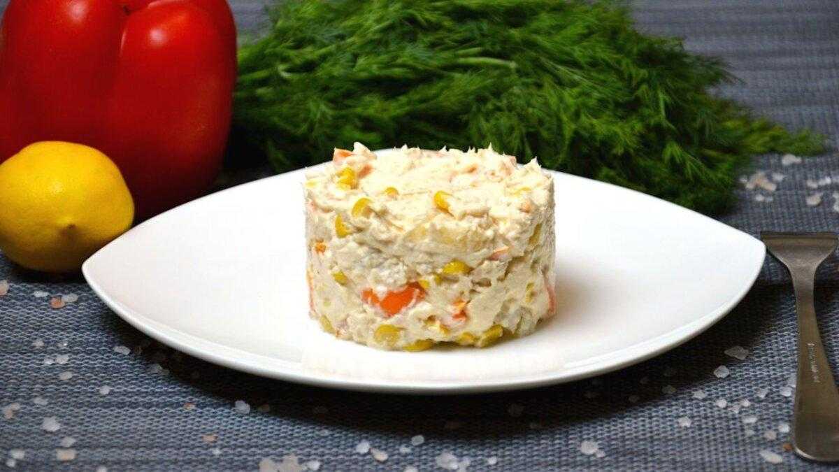 Пикантный вкус: рецепт салата с курицей и ананасами к новогоднему столу -  Идеи