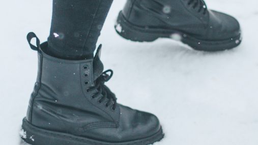 Как правильно ухаживать за обувью зимой: проверенные лайфхаки для сапог из любого материала