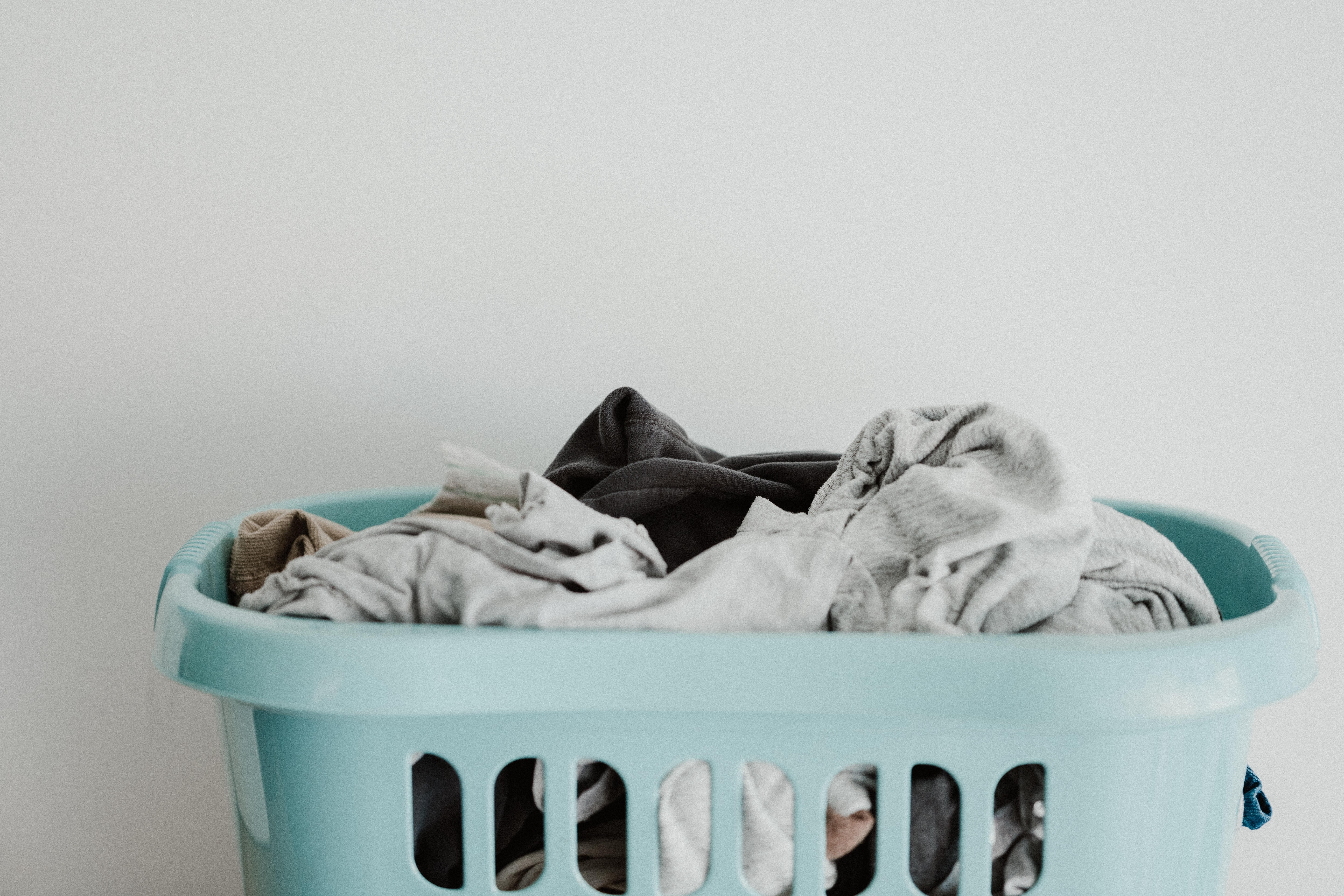 Рятуємо одяг, що пофарбувався під час прання: способи очищення білого та кольорового вбрання - Ідеї