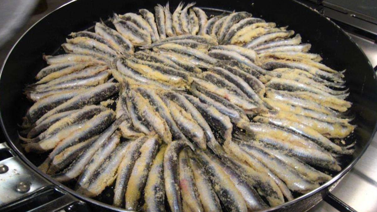 Як посмажити цілу сковорідку мойви усього за 2 рухи: лайфхак для кулінарів - Ідеї Як посмажити цілу сковорідку мойви усього за 2 рухи: лайфхак для кулінарів - Ідеї