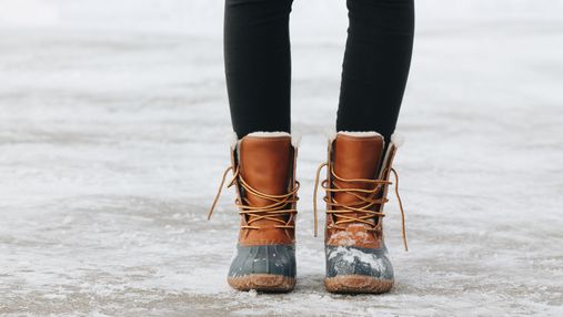 Позбуваємося неприємного запаху: 4 причини та засоби від пітливості ніг взимку