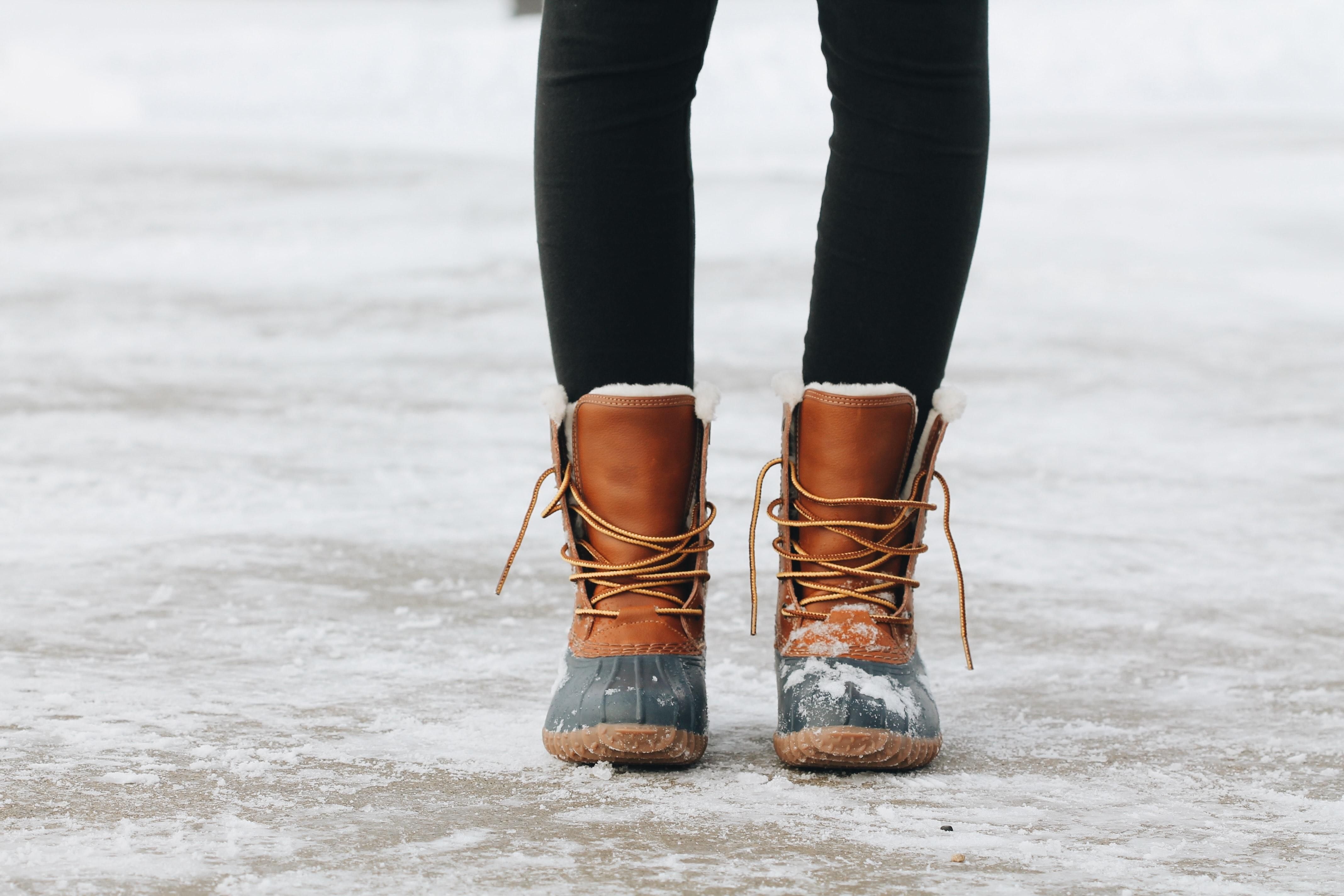 Избавляемся от неприятного запаха: 4 причины и средства от потливости ног зимой - Идеи