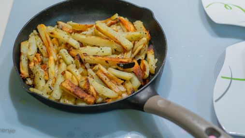 Весь секрет у солі: як посмажити ідеальну картоплю, аби вона не приставала до сковорідки