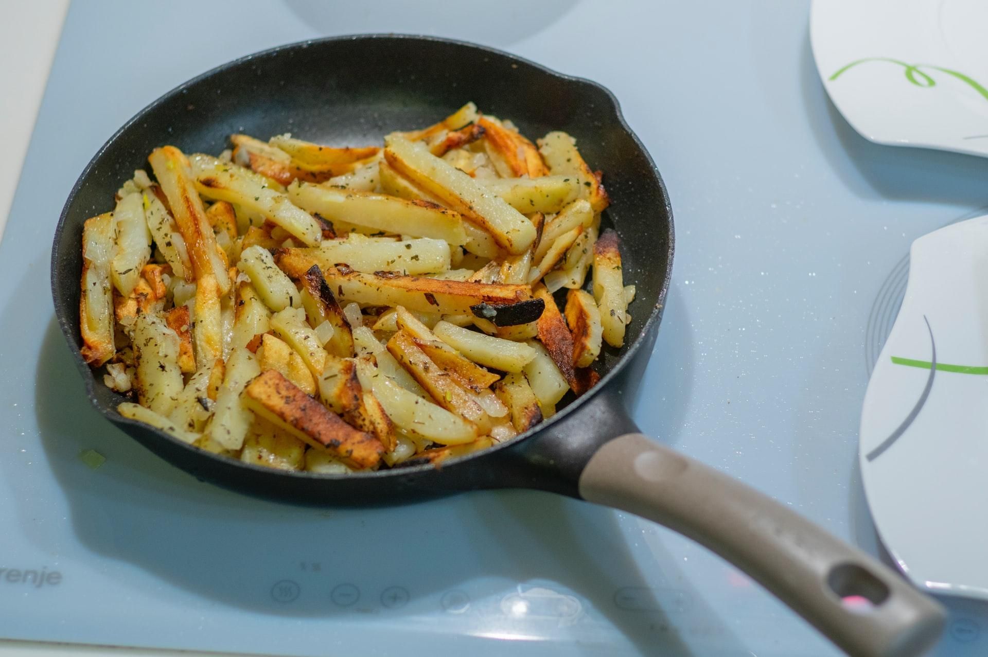Весь секрет в соли: как пожарить идеальную картошку, чтобы она не прилипала к сковороде - Идеи