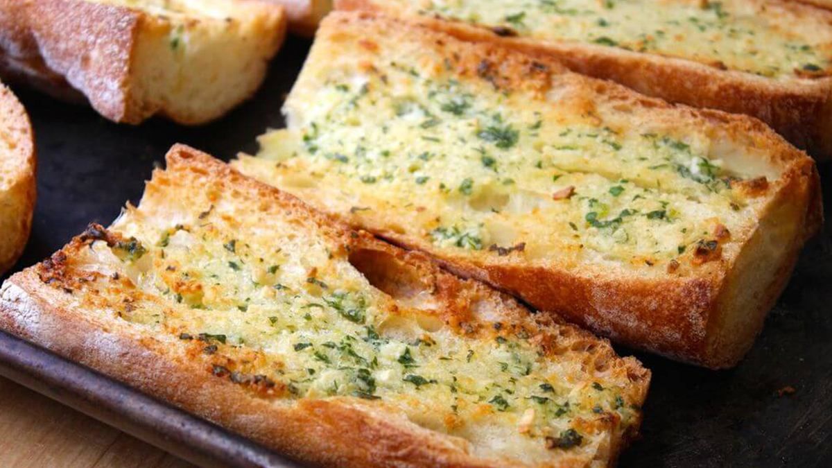 Готуйте одразу подвійну порцію: цей рецепт часникових грінок з TikTok збирає мільйони переглядів - Ідеї Готуйте одразу подвійну порцію: цей рецепт часникових грінок з TikTok збирає мільйони переглядів - Ідеї