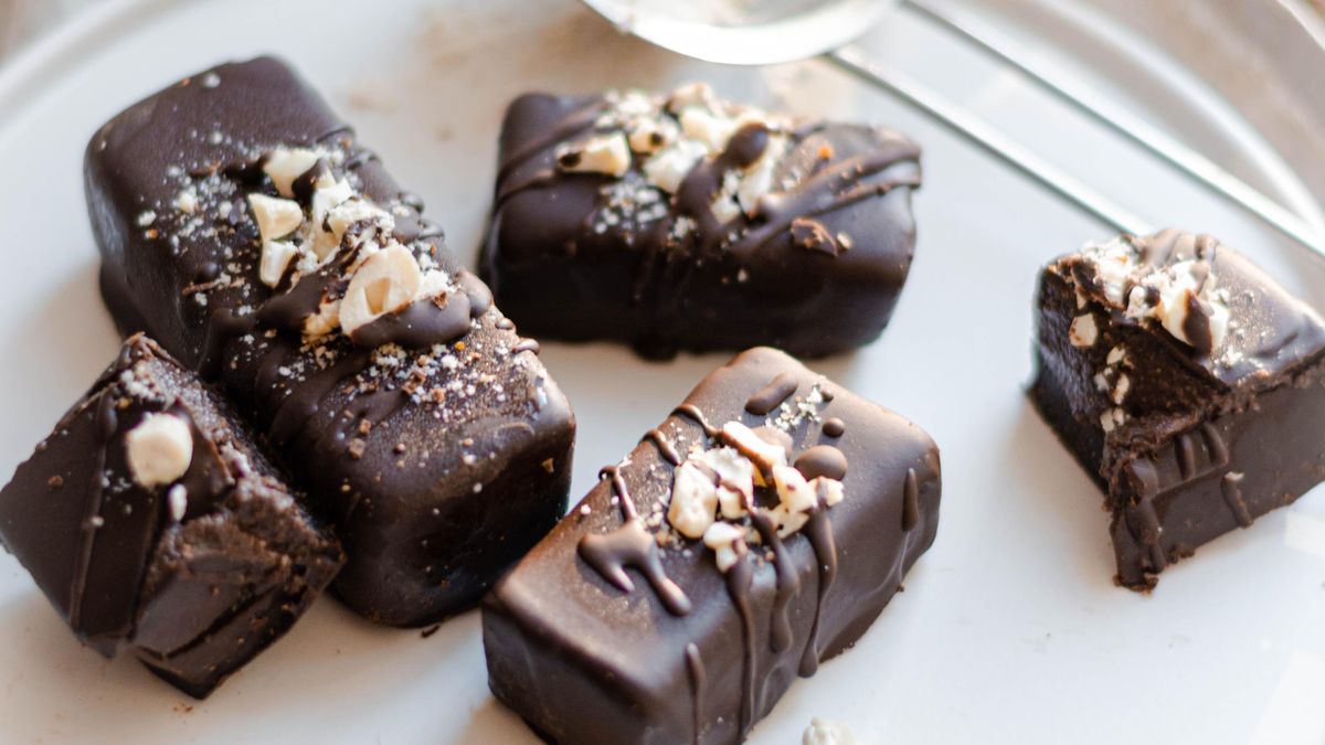 На вкус, как баунти: кокосовые батончики в шоколаде без выпечки - Идеи