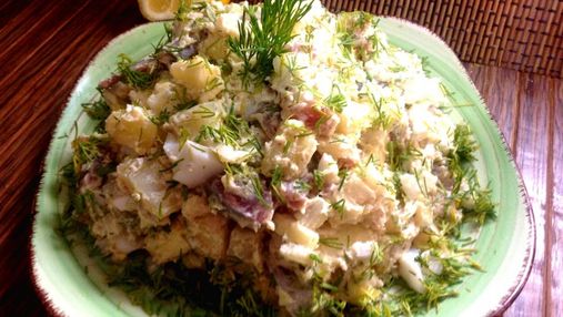 Необычное сочетание продуктов: этот картофельный салат разнообразит меню на Крещенский сочельник