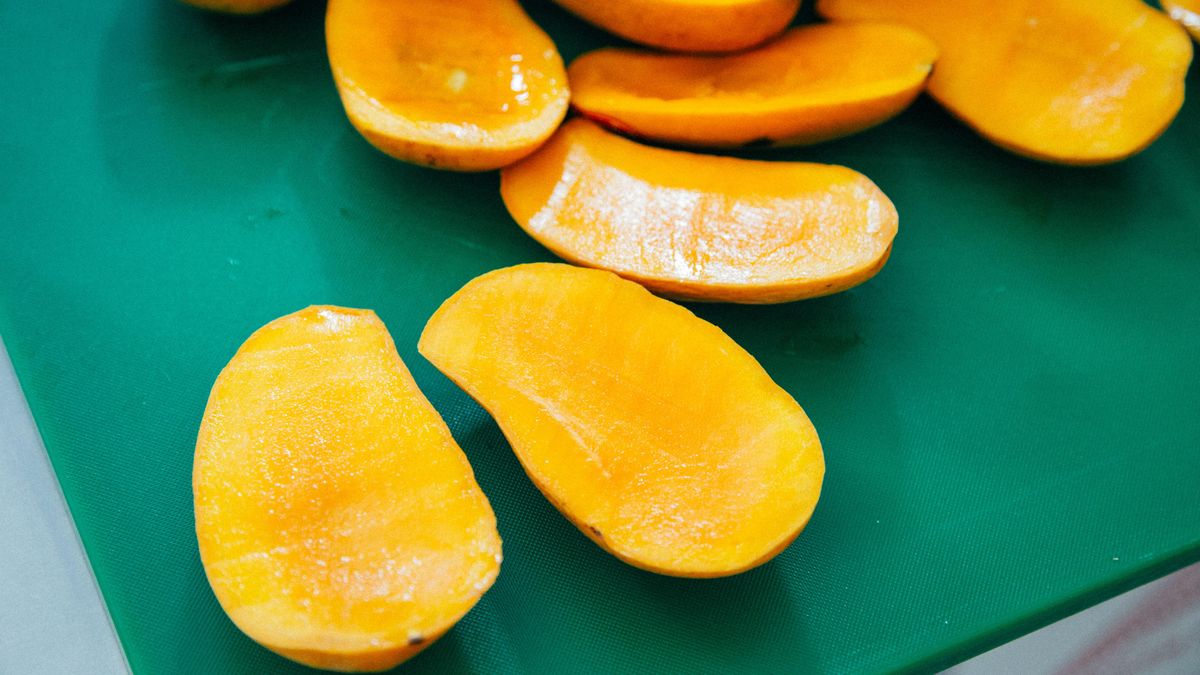 Как легко почистить манго двумя способами - Идеи