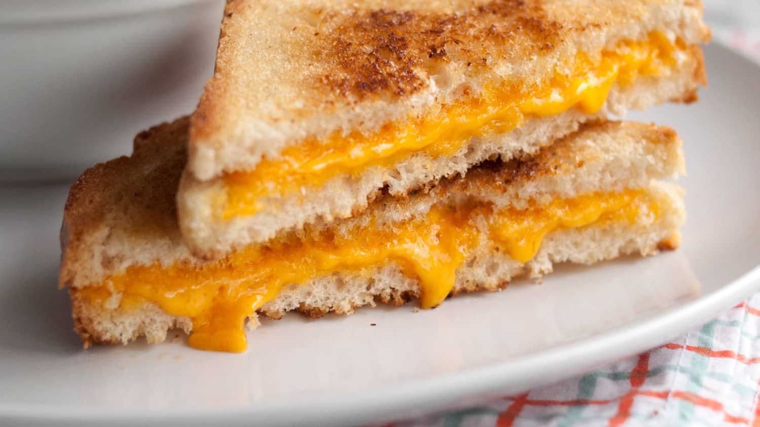 Как приготовить сырные тосты с хрустящей корочкой: простой лайфхак в видео Как приготовить сырные тосты с хрустящей корочкой: простой лайфхак в видео