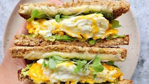 Рецепт бутерброда с яичницей: такого оригинального перекуса у вас еще не было