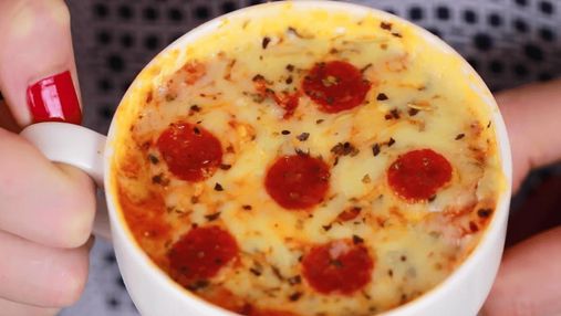 Улюблена начинка + горнятко та мікрохвильовка: крутий рецепт піци, яка готується 3 хвилини