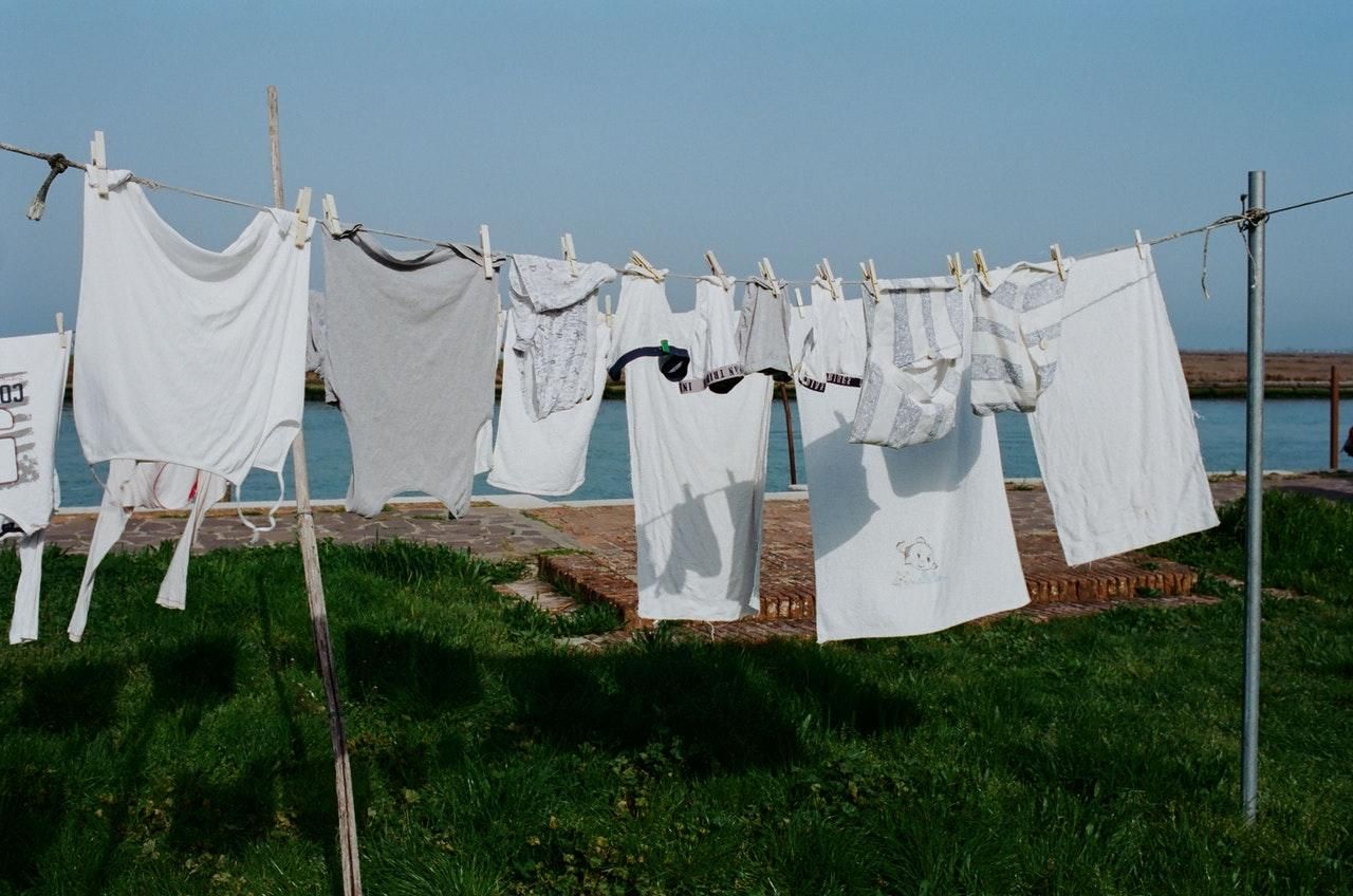 Как высушить постиранную одежду всего за два часа: простая хитрость от шотландки - Идеи