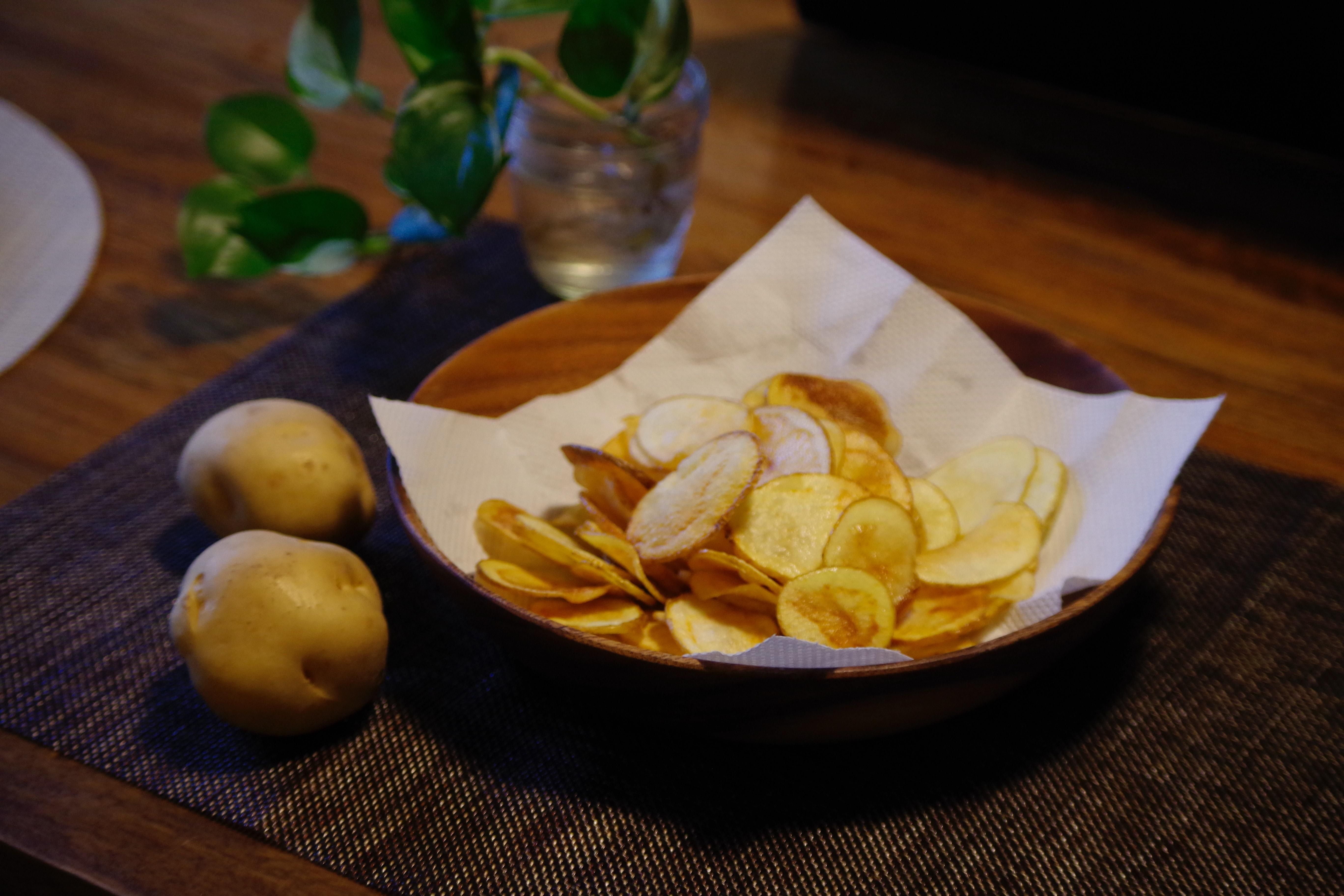 Смачніші, ніж на сковороді: готуємо хрусткі та ароматні картопляні чипси в духовці - Ідеї