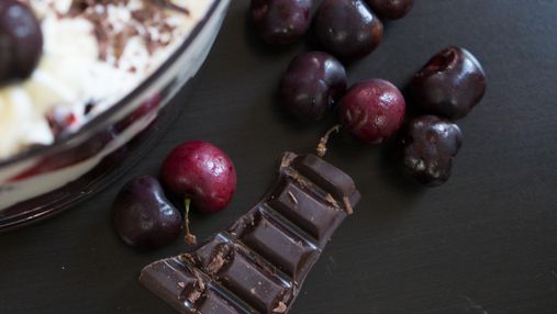 Приголомшливий десерт вдома: готуємо шоколадно-вишневий трайфл