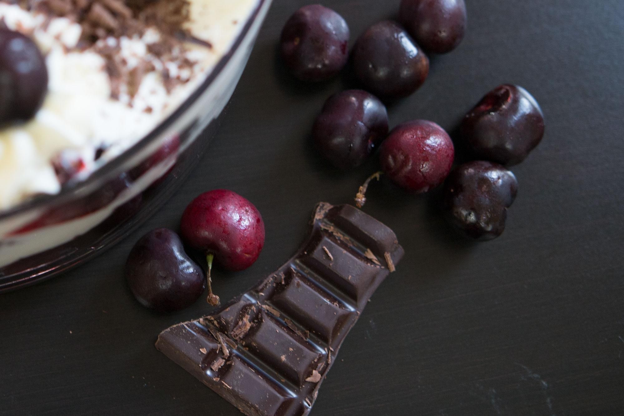 Приголомшливий десерт вдома: готуємо шоколадно-вишневий трайфл - Ідеї
