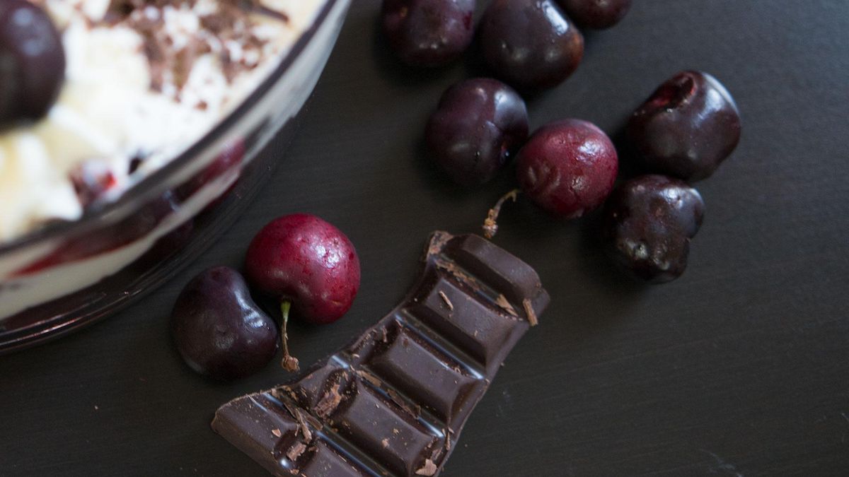 Потрясающий десерт дома: готовим шоколадно-вишневый трайфл - Идеи