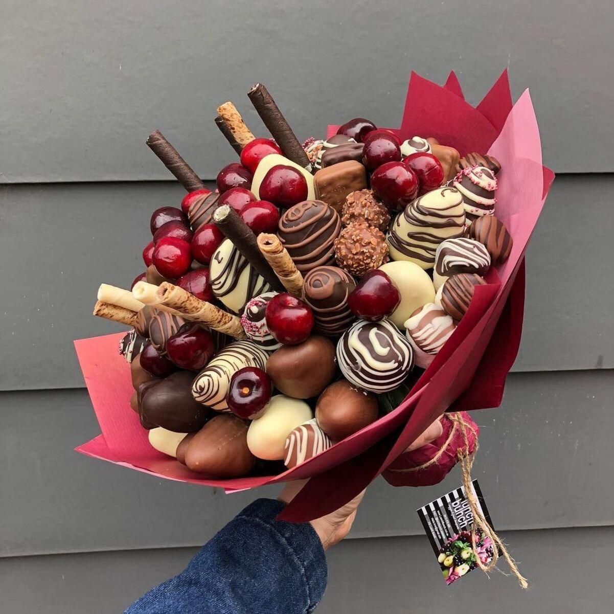 Чудовий подарунок мамі чи дівчині: як власноруч зробити ефектний букет із цукерок - Ідеї Чудовий подарунок мамі чи дівчині: як власноруч зробити ефектний букет із цукерок - Ідеї