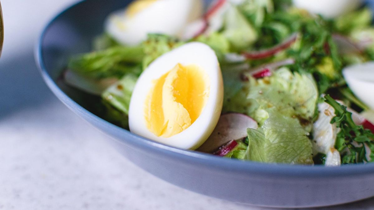 Як подрібнити кілька яєць на салат за лічені секунди: 2 лайфхаки у відео - Ідеї