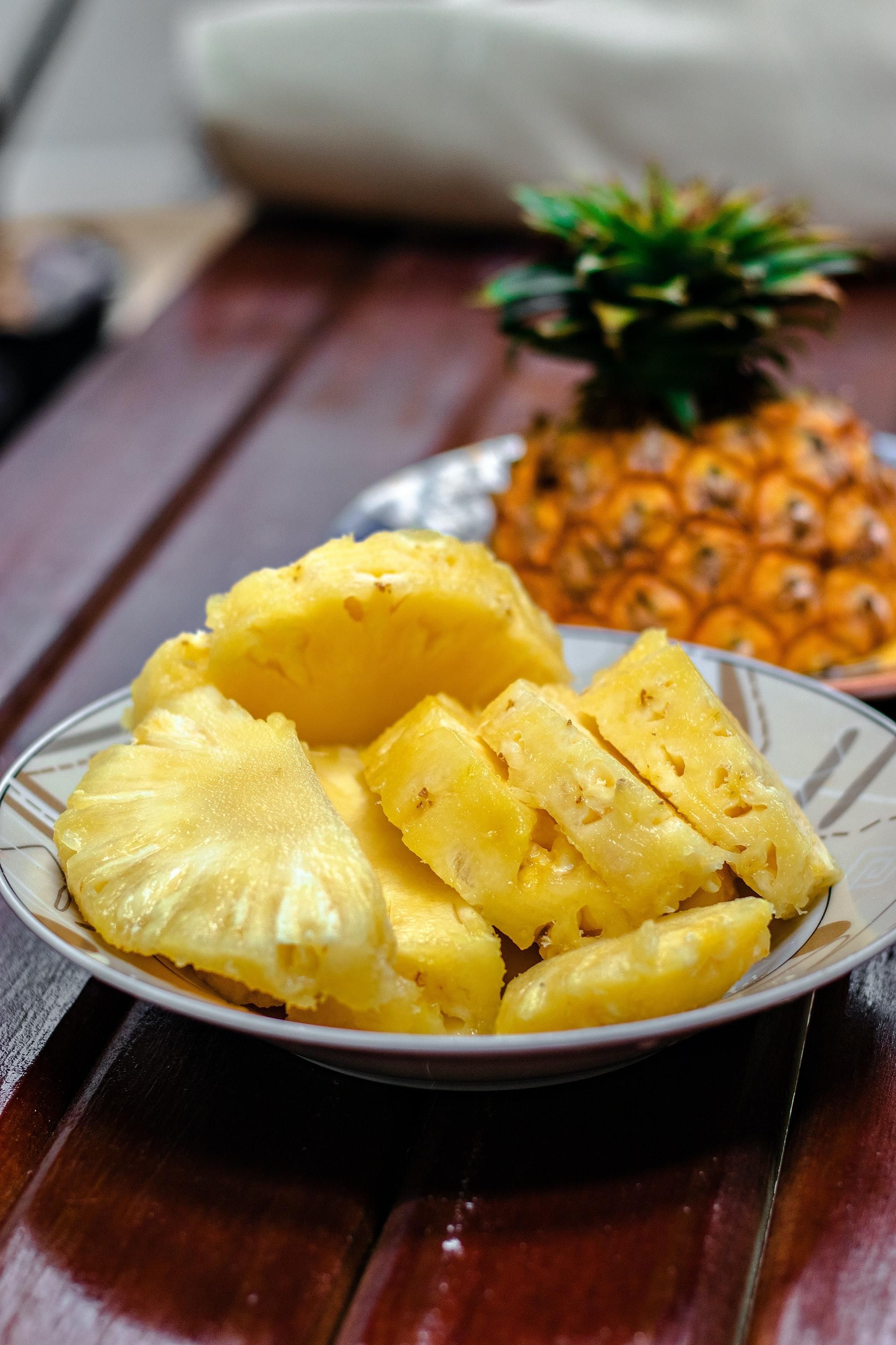 Как правильно и легко нарезать ананас: пошагово в фото - Идеи
