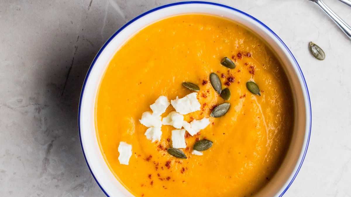 Идея для семейного обеда: как приготовить нежный, но очень сытный суп-пюре из моркови - Идеи