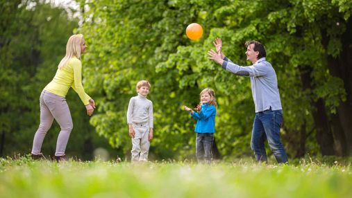 Потіште своїх дітей: цікаві ігри з м'ячем для усієї сім'ї