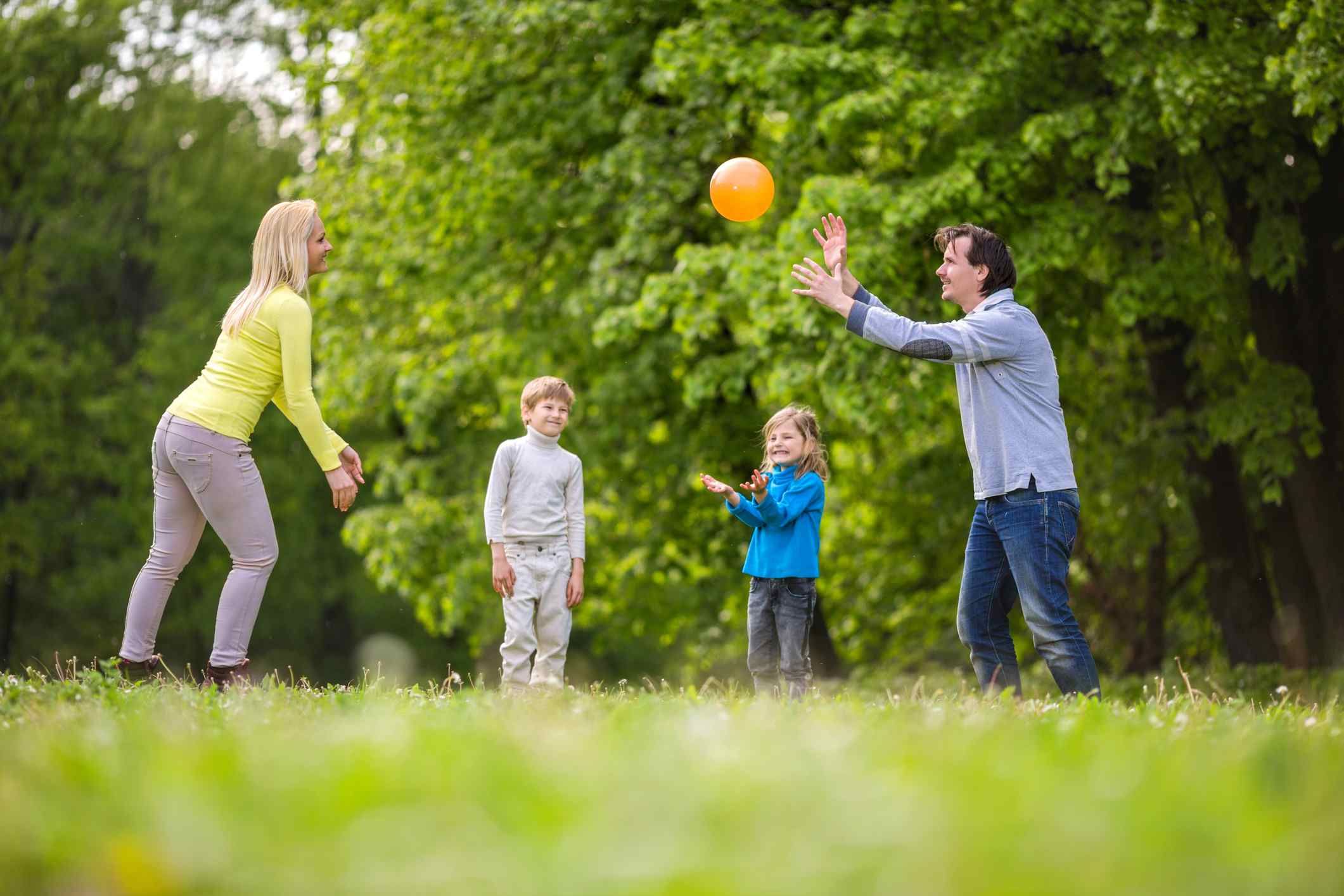 Потіште своїх дітей: цікаві ігри з м'ячем для усієї сім'ї - Ідеї