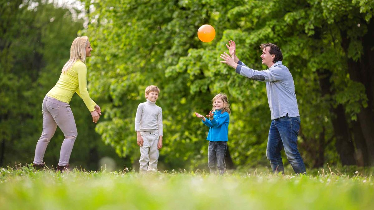 Порадуйте своих детей: интересные игры с мячом для всей семьи - Идеи